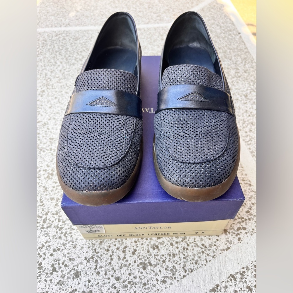 Ann Taylor Women’s black leather Loafers